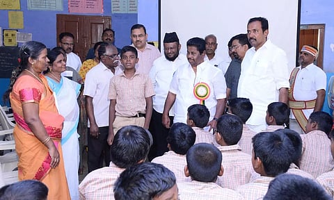 தென்காசியில் சட்டமன்ற மதிப்பீட்டு குழுவினர் அரசு தலைமை மருத்துவமனையில் ஆய்வு-5 தளங்களுடன் தயாராகும் கட்டிடத்தை பார்வையிட்டனர்