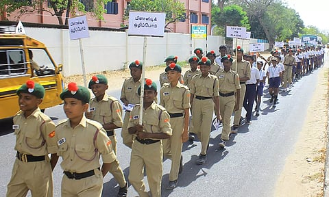 என்.சி.சி. மாணவர்கள் சார்பில் பிளாஸ்டிக் ஒழிப்பு விழிப்புணர்வு பேரணி நடைபெற்ற போது எடுத்தபடம்.