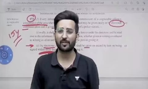 ஒரே வார்த்தையால் வேலையிழந்த ஆசிரியர்.. டுவிட்டரில் அரவிந்த் கெஜ்ரிவால் ஆதரவு..!