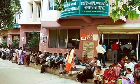 தமிழகம் முழுவதும் அரசுப்பணிக்காக 66 லட்சத்து 55 ஆயிரம் பேர் காத்திருப்பு