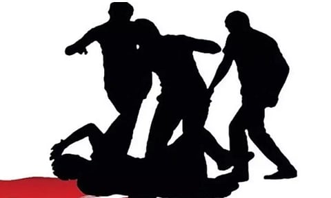 செல்போன் திருடனை முட்டிபோட வைத்து தர்ம அடி கொடுத்த பொதுமக்கள்