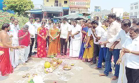 ரூ.20 லட்சம் மதிப்பீட்டில் பஸ் நிறுத்தம்-சாலை சீரமைக்கும் பணி: செல்வம் எம். பி., வரலட்சுமி மதுசூதனன் எம்.எல்.ஏ. தொடங்கி வைத்தனர்