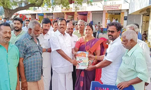 தோவாளை மலர் சந்தையில் துண்டு பிரசுரம் விநியோகித்த தளவாய்சுந்தரம் எம்.எல்.ஏ.