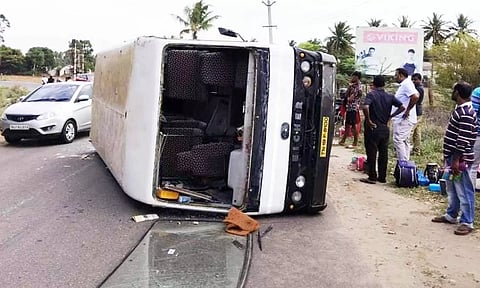 வேன் கவிழ்ந்து கிடக்கும் காட்சி.