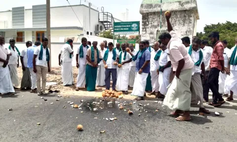 விவசாயி ஒருவர் தேங்காய் உடைத்த காட்சி.
