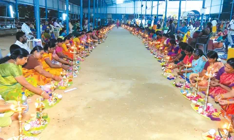 மேய்க்கல் நாயக்கன் பட்டி பதினெட்டாம் படி கருப்பசாமிகோவிலில் உலக நன்மை வேண்டி 1008விளக்கு பூஜை நடந்தது.