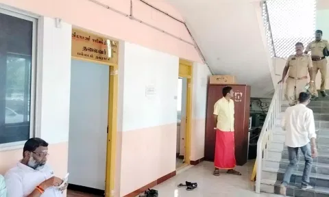 கவுன்சிலர் அறையிலிருந்து வெளிநடப்பு செய்த காட்சி.