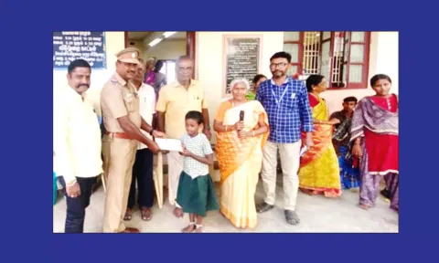 நூலக விழாவில் மாணவிக்கு சான்றிதழ் வழங்கப்பட்டது.