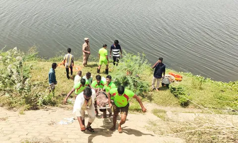 கடலூர் கெடிலம் ஆற்றில் மூழ்கி இறந்தவரின் உடலை தீயணைப்புத் துறையினர் மீட்டு கொண்டு வந்த போது எடுத்த படம்.