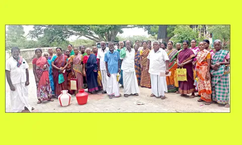 யூனியன் அலுவலகத்தில் திரண்ட பொதுமக்கள்.
