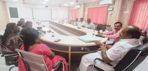 ஆழ்வார்திருநகரி ஊராட்சி ஒன்றிய குழு உறுப்பினர்கள் கூட்டம் ஒன்றிய கூட்ட அரங்கில் சேர்மன் ஜனகர் தலைமையில் நடைபெற்றபோது எடுத்தபடம்.
