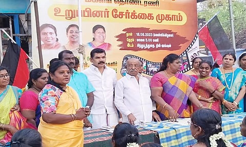 உறுப்பினர் சேர்க்கை முகாமில் மத்திய மாவட்ட பொறுப்பாளர் மைதீன்கான் பங்கேற்ற காட்சி. அருகில் மேயர் சரவணன், துணை மேயர் ராஜூ, மகளிர் தொண்டரணி துணை செயலாளர் விஜிலா சத்யானந்த் மற்றும் நிர்வாகிகள் உள்ளனர்.