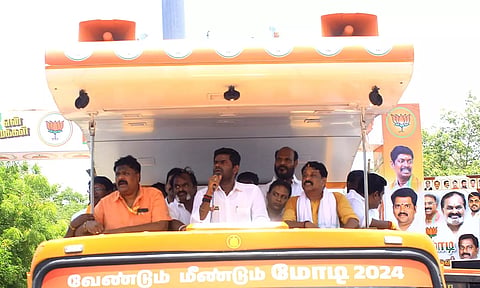 பிரசார வாகனத்தில் நின்று பா.ஜனதா மாநிலத்தலைவர் அண்ணாமலை பேசிய போது எடுத்தபடம்.