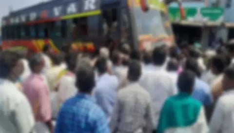 பூசாரிப்பட்டி பஸ் நிறுத்தத்தில் நின்று செல்லாத 5 தனியார் பஸ்கள் சிறைபிடிப்பு