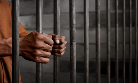 சதுரங்க வேட்டை ஸ்டைலில் மெடிகேர் மோசடி.. ரூ. 3800 கோடி சுருட்டியவர் அதிரடி கைது..!