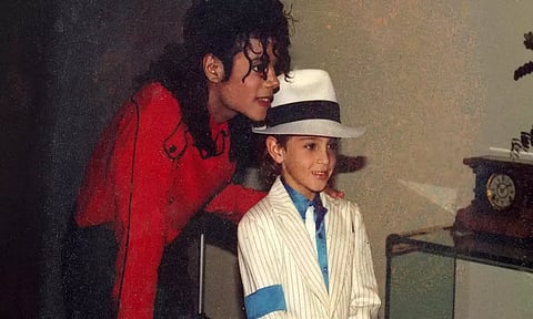 மைக்கேல் ஜாக்சனை தொடரும் சர்ச்சை.. அவரே இறந்துட்டாரு.. ஆனால் வழக்கு?