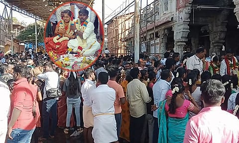 திருச்செந்தூர் கோவிலில் இன்று திருமணம் செய்து கொண்ட ஒரு புதுமண ஜோடி - கோவில் வாசலில் குவிந்த பக்தர்கள்