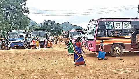 மேட்டூர் தற்காலிக பஸ் நிலையத்தில்அடிப்படை வசதி இல்லாமல் பயணிகள் அவதி
