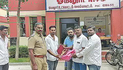 ஓமலூர் அருகே சாலையோரம் கிடந்த 3 பவுன் நகை, பட்டுப்புடவை உரிமையாளரிடம் ஒப்படைப்பு