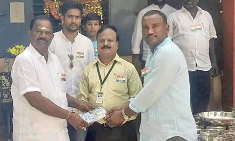 கோட்டக்குப்பம் அரசு மேல்நிலைப்பள்ளிக்கு தனது முதல் மாத ஊதியத்தை நகர மன்ற தலைவர் எஸ்.எஸ்.ஜெயமூர்த்தி மூலம் தி.மு.க. நகர மன்ற கவுன்சிலர் ஸ்டாலின் சுகுமார் வழங்கிய காட்சி.