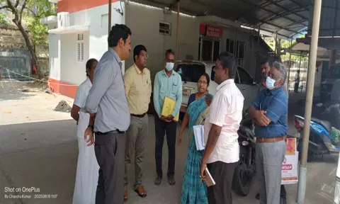 காரைக்கால் அரசு ஆஸ்பத்திரியில், கலெக்டர் குலோத்துங்கன்&nbsp; ஆய்வு மேற்கொண்ட காட்சி.
