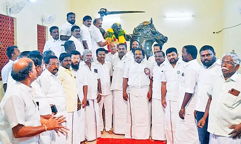 மாவட்ட செயலாளர் தச்சை கணேசராஜா தலைமையில் ஒண்டிவீரன் சிலைக்கு மாலை அணிவித்த அ.தி.மு.க.வினர்.