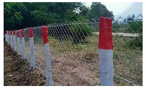 மின்சாரம் தாக்கி யானை உயிரிழப்பதை தடுக்க மின் கம்பங்களுக்கு இரும்பு வேலி அமைப்பு