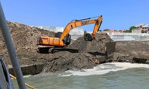 கன்னியாகுமரி படகுத்துறையில் தூர் வாரும் பணி தீவிரம்