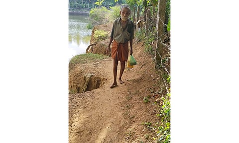 வெட்டுவிளை- பெருங்குளம் சாலையில் கான்கிரீட் அமைத்து தர வேண்டும்