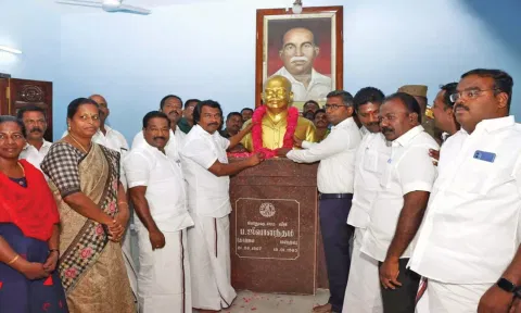 ஜீவா சிலைக்கு அரசியல் கட்சியினர் மாலை அணிவித்து மரியாதை