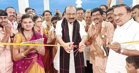 சிவகாசியில் நடைபெற்ற லலிதா மஹால் திறப்பு விழாவில் ம.தி.மு.க. பொதுச் செயலாளர் வைகோ கலந்து கொண்டு ரிப்பன் வெட்டி திறந்து வைத்த போது எடுத்த படம்.
