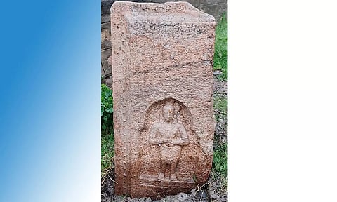 வீரனின் தியாகத்தை போற்றும் நடுகல் கண்டெடுப்பு