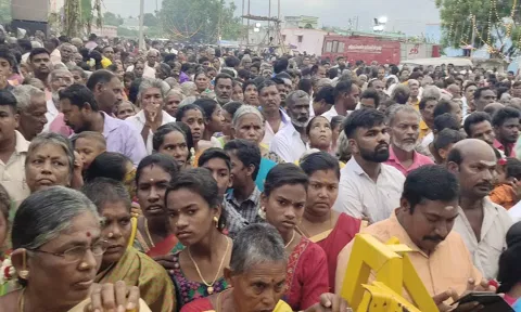 உலகியநல்லூர் சிவன் கோவில் கும்பாபிஷேகம் நடைபெற்றது. இதில் ஏராளமான பக்தர்கள் கலந்து கொண்டு சாமி தரிசனம் செய்தனர்.