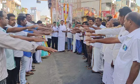 80-வது பிறந்தநாள் விழா - ராஜீவ்காந்தி சிலைக்கு ராஜேஷ்குமார் எம்.எல்.ஏ. மாலை