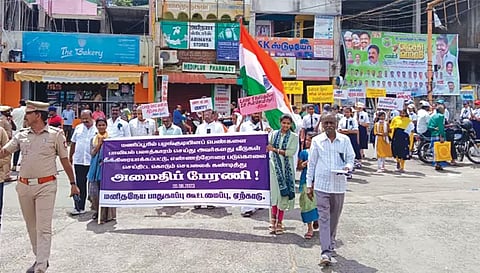 ஊர்வலத்தில் கலந்து கொண்டவர்கள்.