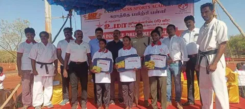 சாயர்புரத்தில் நடந்த மினி மாரத்தான் போட்டியில் வெற்றி பெற்றவர்களுக்கு ஸ்ரீவைகுண்டம் டி.எஸ்.பி. பரிசு வழங்கினார்.