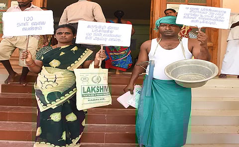 கலெக்டர் அலுவலகத்தில் கழுத்தில் சில்வர் பாத்திரம், மண்வெட்டியை மாலையாக அணிந்து மனு கொடுக்க வந்த கணவன், மனைவியை படத்தில் காணலாம்.