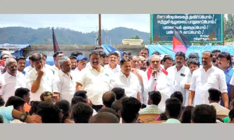 ஊட்டியில் நீட் தேர்வை கண்டித்து தி.மு.க.வினர் உண்ணாவிரதம்