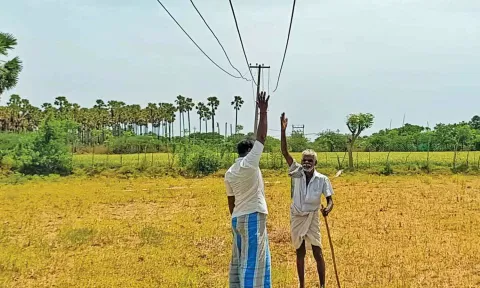 தாழ்வாக செல்லும் மின்கம்பிகள்.