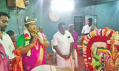 செங்கழுநீரம்மன் கோவில் செடல் விழாவில் பங்கேற்ற அ.ம.மு.க. இணைச்செயலாளர் லாவண்யாவுக்கு கோவில் நிர்வாகிகள் வரவேற்பு அளித்த காட்சி.