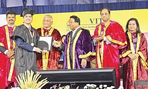 விழாவில் மாணவ- மாணவிகளுக்கு நாகலாந்து கவர்னர் இல.கணேசன் பட்டங்களை வழங்கினார்.&nbsp;