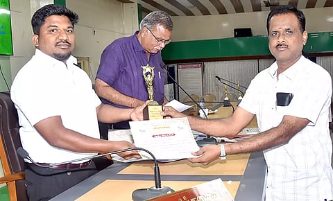 வருவாய் அலுவலர்களுக்கு கலெக்டர் ஜெயசீலன் பரிசு வழங்கினார்.
