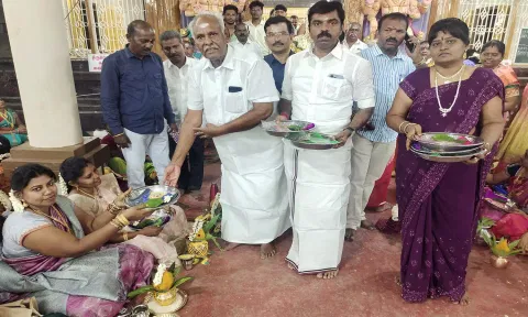 சுமங்கலி பூஜையை அ.தி.மு.க அமைப்பு செயலாளர் வக்கீல் ஏ.கே.சீனிவாசன் தொடங்கி வைத்தார். அருகில் கோவில் நிர்வாகி சேம்பர்செல்வராஜ், திசையன்விளை பேரூராட்சி முன்னாள் தலைவர் புஸ்பலெட்சுமி கனகராஜ் மற்றும் பலர் உள்ளனர்.