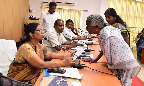 தருமபுரி மாவட்ட கலெக்டர் அலுவலக கூட்டரங்கில் நடைெபற்ற மக்கள் குறைதீர்க்கும் நாள் கூட்டத்தில் கலெக்டர் சாந்தி பொதுமக்களிடம் இருந்து கோரிக்கை மனுக்களை பெற்று கொண்ட காட்சி.