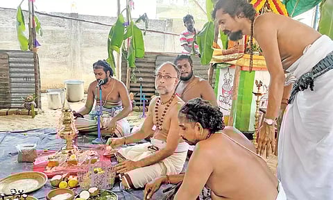 கும்பாபிஷேகத்தையொட்டி யாகசாலை பூஜை நடைபெற்றது.