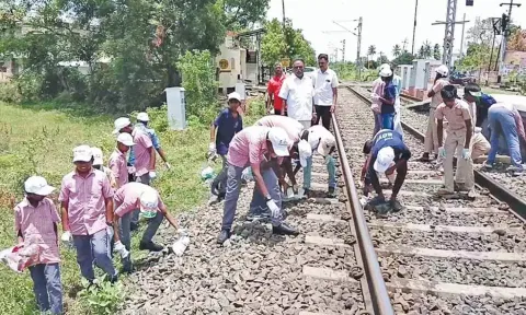 பாபநாசம் ெரயில் நிலையத்தில் தூய்மை பணி.