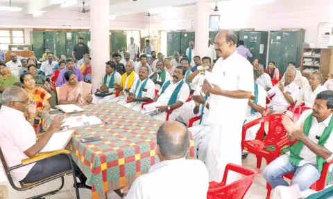 தஞ்சையில் வருவாய் கோட்டாட்சியர் (பொ) பழனிவேல் விவசாயிகள் குறைதீர்க்கும் கூட்டம் நடந்தது.