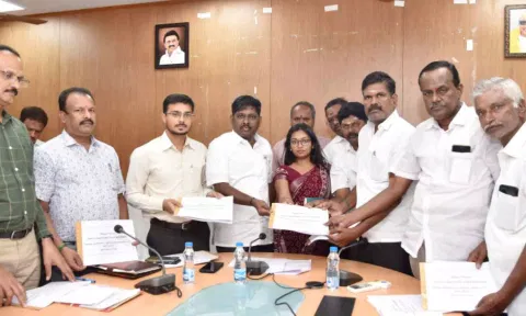 வரைவு வாக்குச்சாவடி பட்டியலை கலெக்டர் கிறிஸ்துராஜ் வெளியிட்ட போது எடுத்த படம்.