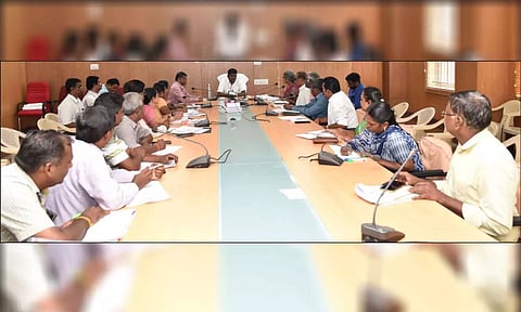 கலெக்டர் கிறிஸ்துராஜ் தலைமையில் ஆலோசனை கூட்டம் நடைபெற்ற காட்சி.&nbsp;&nbsp;