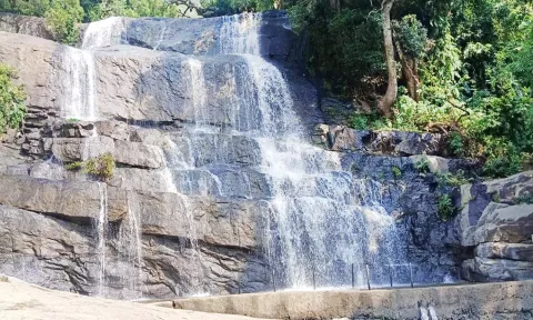 வறண்டு கிடந்த சின்ன சுருளி அருவியில் நீர்வரத்து ஏற்பட்டுள்ளது.